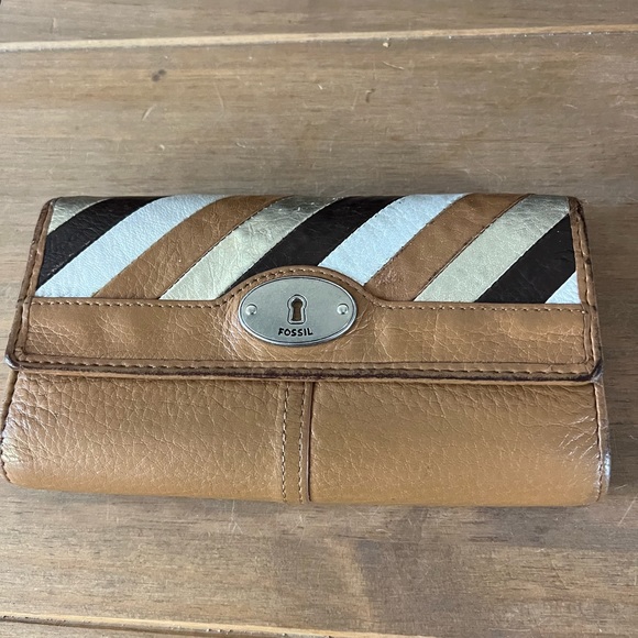 Fossil checkbook wallet in very good condition. Measures 7.5”x4”x1” - Picture 2 of 6